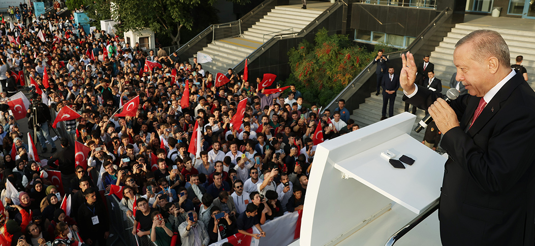 Cumhurbaşkanı Erdoğan, Sinan Erdem Spor Salonu önünde otobüsten vatandaşlara hitap etti